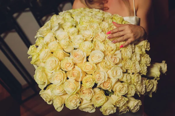 Привлекательная девушка держит большую корзину с белыми розами крупным планом. — стоковое фото