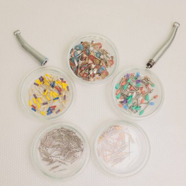 Metalik dişçi aletleri. Dişçi dişçi matkabı olarak metal kafayı seçiyor. Dişçi kliniği..