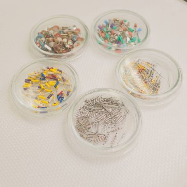 Metalik dişçi aletleri. Dişçi dişçi matkabı olarak metal kafayı seçiyor. Dişçi kliniği..