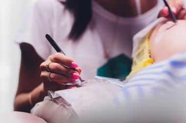 Cımbız içinde bir sürü yapay kirpik. Yapay kirpik eklentileri, yakın çekim. Güzellik salonunda bir kadın. Güzellik ve özgüven..