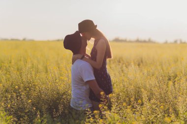Bahar tarlasında genç ve mutlu bir çift..