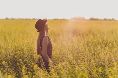 Güzel kız doğanın tadını çıkarıyor. Güzel Gençlik.