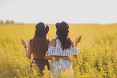 Sahada iki genç lezbiyen kadın elbise giyiyor..