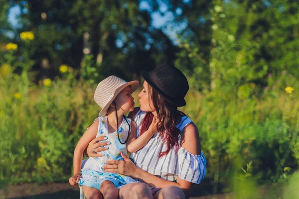 Mooie jonge moeder en haar dochter hebben plezier op het tarweveld. — Stockfoto