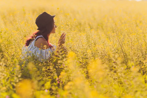 Schoonheidsmeisje Buiten genietend van de natuur. Mooie tiener. — Stockfoto