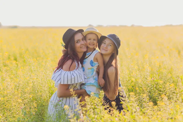 Moeders die naar haar dochter kijken en haar aanbidden. Lesbisch echtpaar zijn echt blij om een kind te adopteren. LGBT-familie. — Stockfoto
