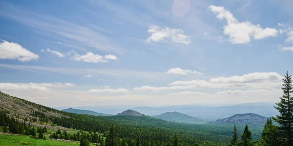 Rússia Bashkortostan. O segundo pico dos Urais do Sul é uma grande montanha Iremel, uma vista da montanha do suktash. — Fotografia de Stock