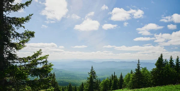 Rússia Bashkortostan. O segundo pico dos Urais do Sul é uma grande montanha Iremel, uma vista da montanha do suktash. — Fotografia de Stock