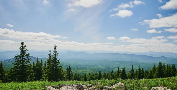 Rússia Bashkortostan. O segundo pico dos Urais do Sul é uma grande montanha Iremel, uma vista da montanha do suktash. — Fotografia de Stock