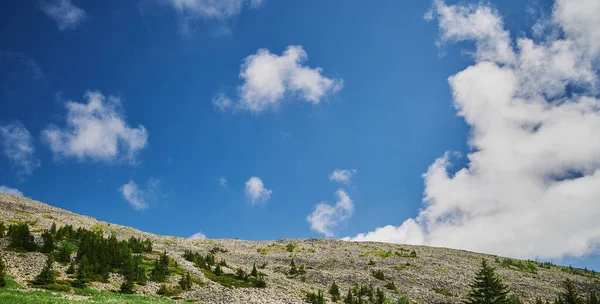 Rússia Bashkortostan. O segundo pico dos Urais do Sul é uma grande montanha Iremel, uma vista da montanha do suktash. — Fotografia de Stock