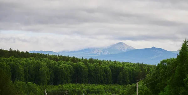 Rússia Bashkortostan. O segundo pico dos Urais do Sul é uma grande montanha Iremel, uma vista da montanha do suktash. — Fotografia de Stock