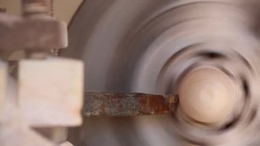 Kehribar işlemleri. Kehribar parçalarını parlatmak ve öğütmek. Güneş taşından mücevher yapmak. Teknoloji amber ürünleri üretiyorum. Usta kehribar öğütür. Parlatıcı tekerlek. Doğal mineral.