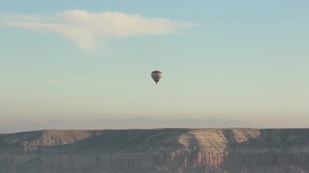 Kapadokia Turki - 30 Oktober 2019: Balon udara panas terbang di atas lanskap batu di Kapadokia Turki. — Stok Video