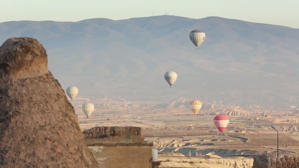 Cappadocia Turecko - 30. října 2019: Horkovzdušný balón přeletěl nad skalnatou krajinou v Kappadocii Turecko. — Stock video