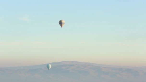 Balon udara panas terbang di atas lanskap batu di Cappadocia Turkey. — Stok Video