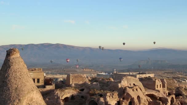 热气球飞越土耳其卡帕多西亚的岩石景观. — 图库视频影像