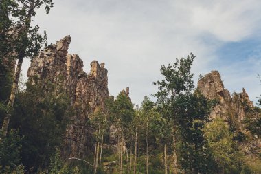 Inzer 'in dişleri Tirlyansky köyü yakınlarında kayalık. Rusya, Güney Ural, Bashkortostan Cumhuriyeti, Beloretsky bölgesi.