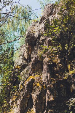Inzer 'in dişleri Tirlyansky köyü yakınlarında kayalık. Rusya, Güney Ural, Bashkortostan Cumhuriyeti, Beloretsky bölgesi.