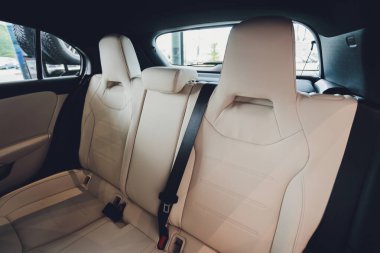 Deri salonlu arabanın iç manzarası..