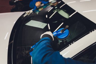 Servis elemanı ön camdaki tehlikeli çatlağı ücretsiz cam olmadan tamir ediyor..