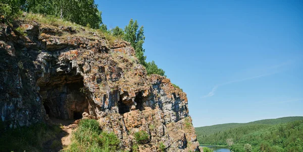 Republiken Bashkortostan, floder, sommar Idrisovskaja grotta. — Stockfoto