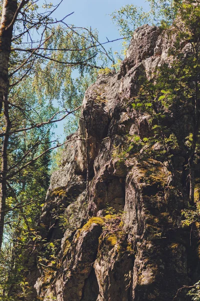 Inzer zuby Inzer skály v blízkosti vesnice Tirlyansky. Rusko, Jižní Ural, Baškortostánská republika, Beloretský okres. — Stock fotografie