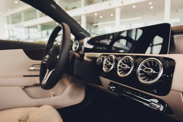 Interiérový pohled na automobil s koženým salonem. — Stock fotografie