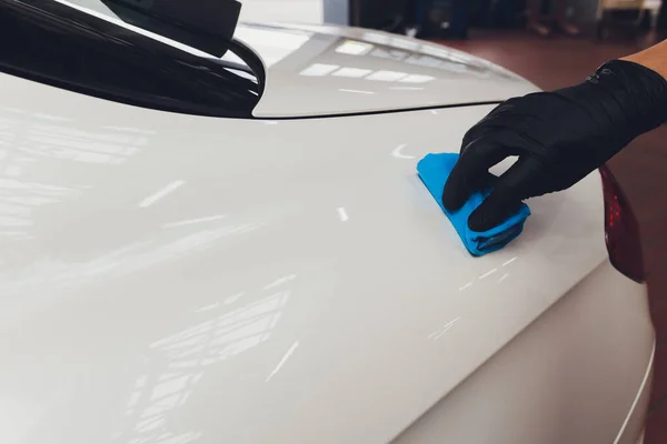 Auto-Details - Mann trägt Nano-Schutzschicht auf das Auto auf. Selektiver Fokus. — Stockfoto