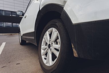 Araba kazadan sonra tamponunda hasar var..