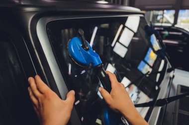 Servis elemanı ön camdaki tehlikeli çatlağı ücretsiz cam olmadan tamir ediyor..