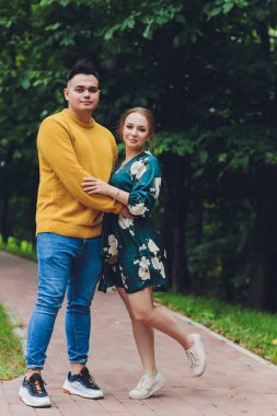 Genç ve modaya uygun erkek ve kadın modeller sokakta yürüyor. Eski kasabada. Moda Biçimi.