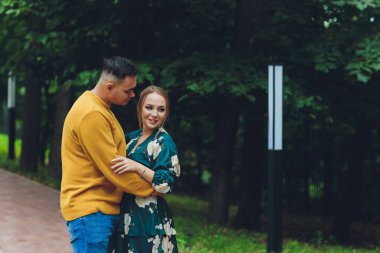 Genç ve modaya uygun erkek ve kadın modeller sokakta yürüyor. Eski kasabada. Moda Biçimi.