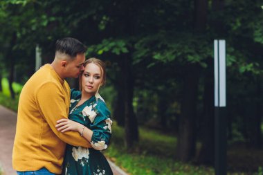 Genç ve modaya uygun erkek ve kadın modeller sokakta yürüyor. Eski kasabada. Moda Biçimi.