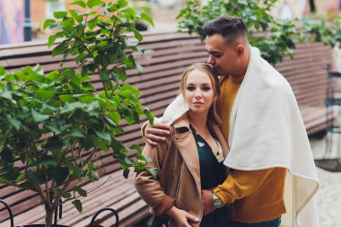 Genç ve modaya uygun erkek ve kadın modeller sokakta yürüyor. Eski kasabada. Moda Biçimi.