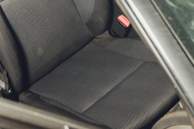 Araba iç tekstil koltukları. Kimyasal temizlik ve profesyonel çıkarma metodu. Erken bahar temizliği ya da düzenli temizlik.