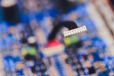 Nalbur dükkanındaki elektronik panoya yakın çekim, bulanık ve renkli görüntü. Sığ DOF, sol orta alana odaklan..