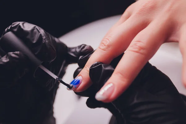 Mulher fazendo manicure em um salão de beleza. Close-up de mãos. — Fotografia de Stock