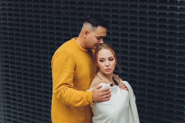 Joven y de moda hombre y mujer modelos camina por la calle. en el casco antiguo. Estilo de moda. —  Fotos de Stock