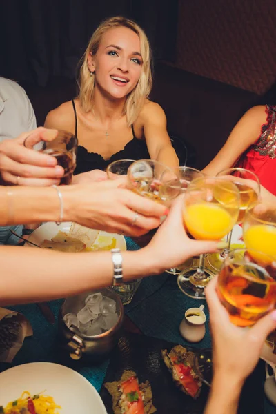 Zbliżenie ujęcia grupy ludzi brzęczących kieliszkami z winem lub szampanem przed bokeh tle. osoby starsze ręce. — Zdjęcie stockowe