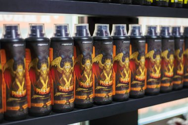 Ufa, Rusya - 27 Haziran 2020: Çeşitli üreticilerin raflarındaki spor protein besin maddesi.