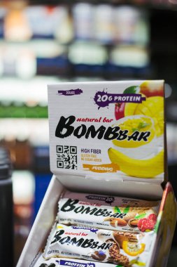 Ufa, Rusya - 27 Haziran 2020: Çeşitli üreticilerin raflarındaki spor protein besin maddesi.