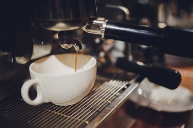 Barista Kafe kahve hazırlama servisi kavramı.