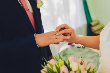 Yeni evliler yüzükleri takıyor, gelin damada yüzüğü takıyor nikah dairesinde evleniyor..