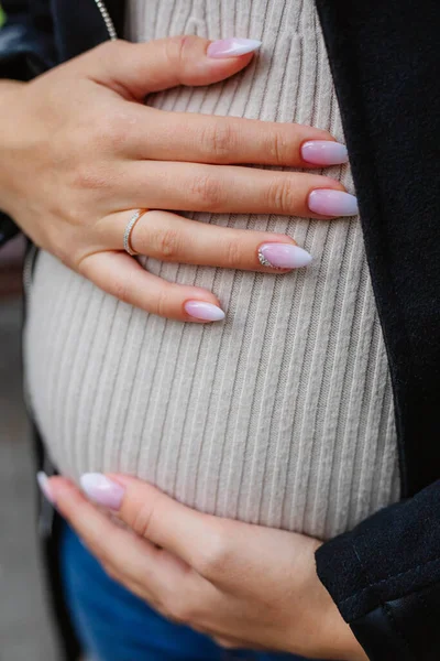 Imagem da mulher grávida tocando sua barriga com as mãos. — Fotografia de Stock