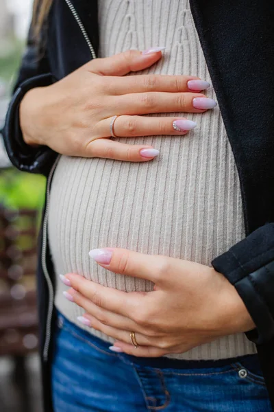 Imagem da mulher grávida tocando sua barriga com as mãos. — Fotografia de Stock