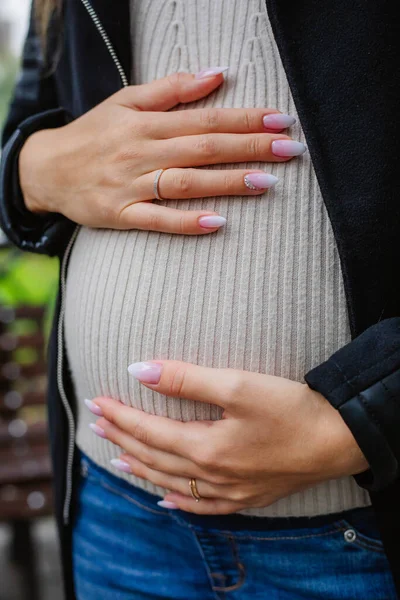 Obrázek těhotné ženy dotýkající se břicha rukama. — Stock fotografie