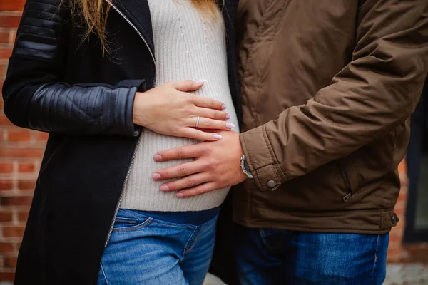 Obrázek těhotné ženy dotýkající se břicha rukama. — Stock fotografie