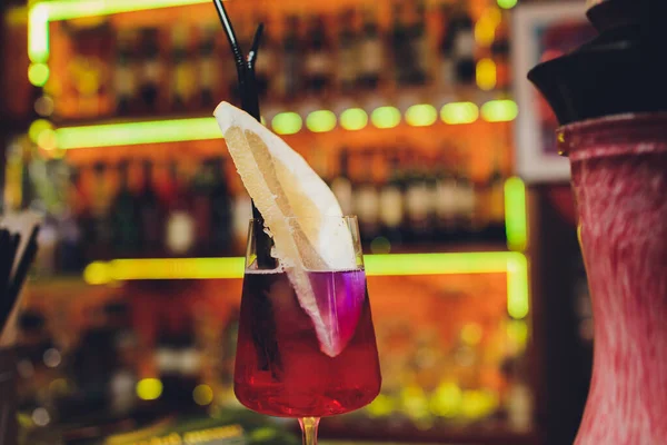 Cocktail moderno Calvados Spitz em elegante copo alto com longa lança de gelo transparente e vermute. pomelo. — Fotografia de Stock