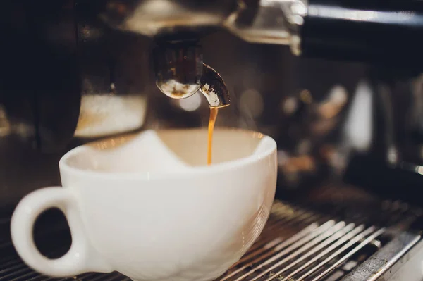 Café barista fazendo conceito de serviço de preparação de café. — Fotografia de Stock