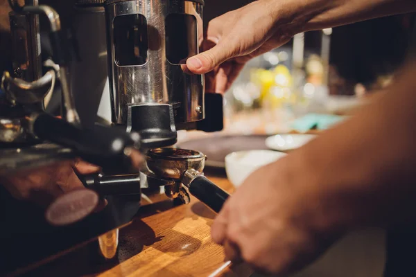 Café barista fazendo conceito de serviço de preparação de café. — Fotografia de Stock